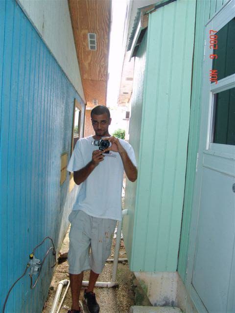 Person between two walls with a camera